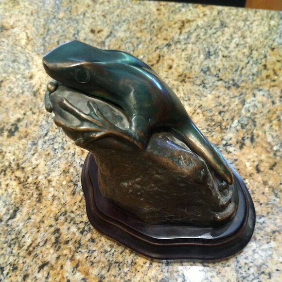 Beautiful Verdigris Bronze Frog on Rock with Wood Base - Picture 5 of 11